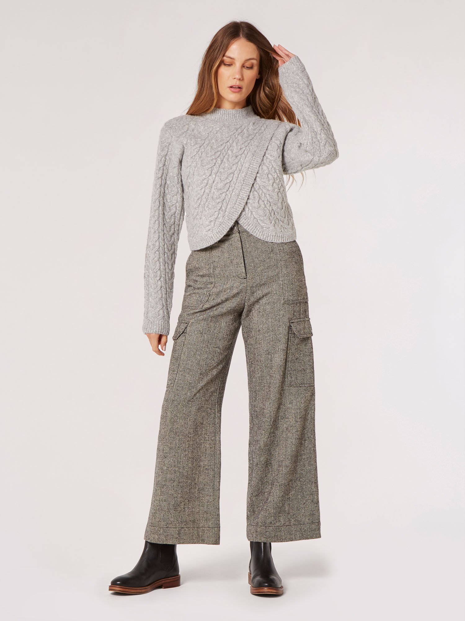 Suits in two pieces: a knit with a neck and trousers in grey | Beautyfur.com